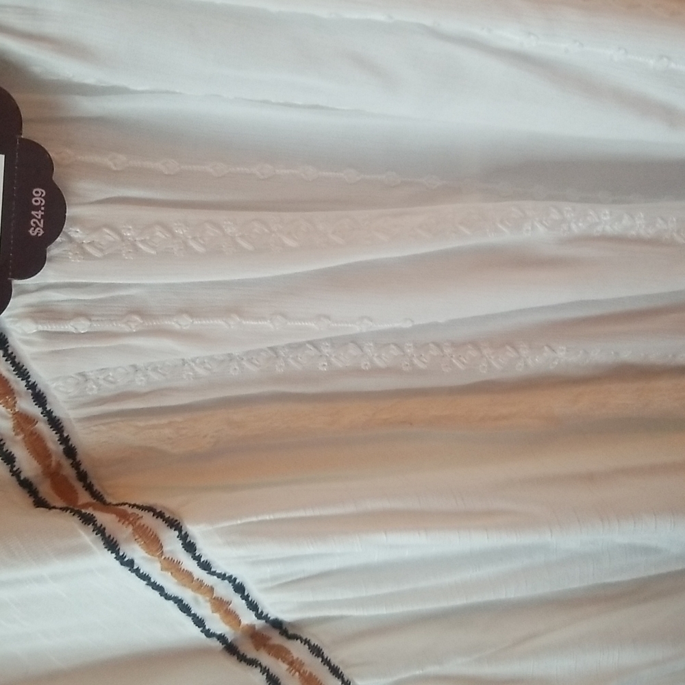 Host pick happy! Knox Rose, embroidered v-neck Tee, NWT, Size XL - Picture 4 of 7
